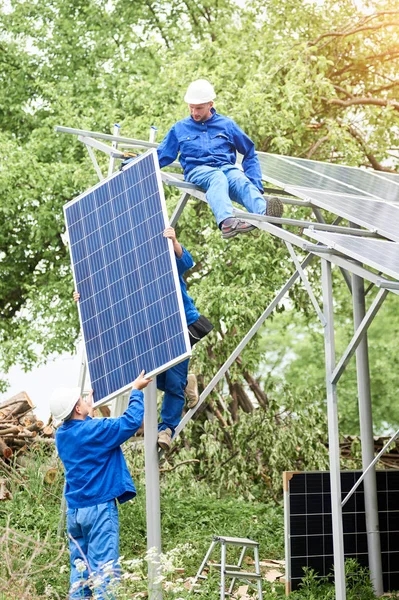 Installation Einer Eigenständigen Photovoltaik Photovoltaikanlage Arbeiter Harthüten Und Blauem Overall — Stockfoto