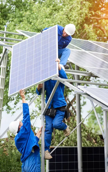 Установка Автономной Солнечной Фотоэлектрической Панельной Системы Рабочие Касках Синем Цвете — стоковое фото