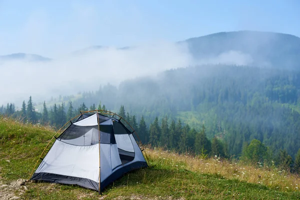 안개가 언덕에 편안한 현대적인 흰색과 파란색 텐트의 배경으로 — 스톡 사진