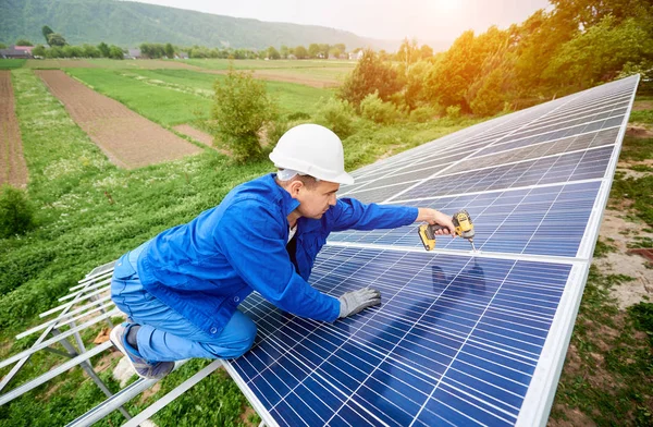 Trabajador Construcción Conecta Panel Fotovoltaico Sistema Solar Utilizando Destornillador Instalación — Foto de Stock