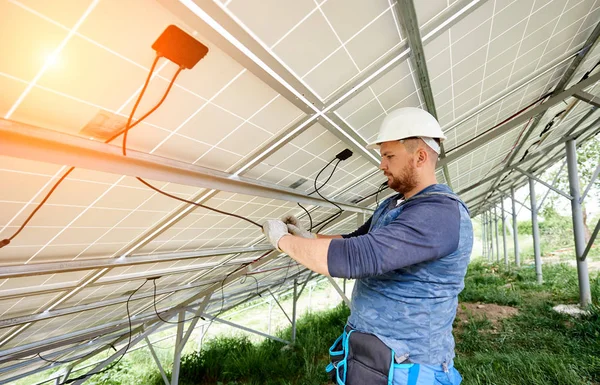 Installation Och Ledningsdragning Fristående Sol Foto Voltas Kontrollpanelen System Närbild — Stockfoto