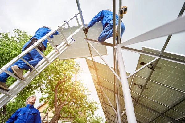 Echipa Trei Tehnicieni Montarea Panoului Fotovoltaic Pentru Platforma Sistemului Solar — Fotografie, imagine de stoc