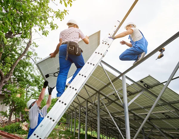 Installation Système Autonome Panneaux Solaires Photovoltaïques Equipe Trois Techniciens Montant — Photo