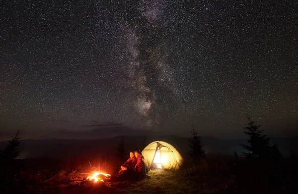 Joven Pareja Excursionistas Hombre Mujer Descansando Cerca Una Carpa Iluminada — Foto de Stock