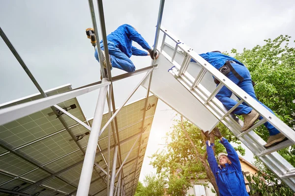 Team Van Drie Technici Montage Foto Voltaïsche Deelvenster Naar Zelfstandige — Stockfoto