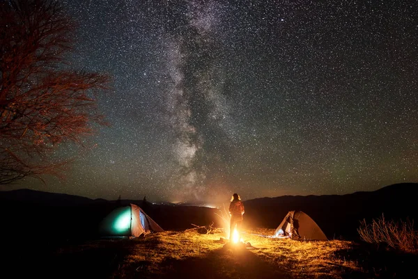 Noche Camping Las Montañas Silueta Excursionista Femenina Pie Entre Dos — Foto de Stock