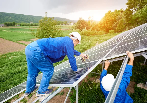 Trabalhador Construção Conecta Painel Fotovoltaico Sistema Solar Usando Chave Fenda — Fotografia de Stock