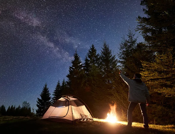 Camping Night Mountains Brightly Lit Campfire Tourist Tent Pine Trees — Stock Photo, Image