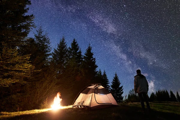 Dağ Vadisi Gece Kamp Sitedeki Turist Önünde Duran Adam Hiker — Stok fotoğraf