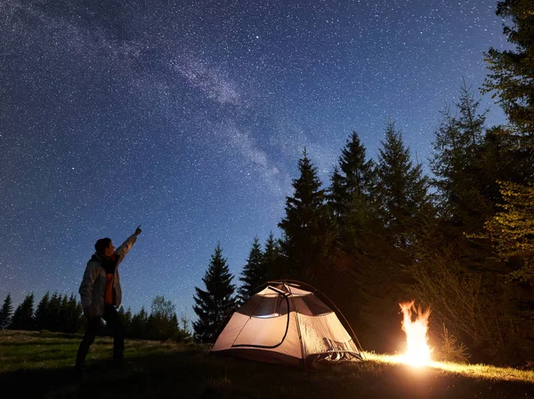 Kamp Gece Dağlarda Parlak Güzel Açık Parlak Mavi Yıldızlı Gökyüzü — Stok fotoğraf