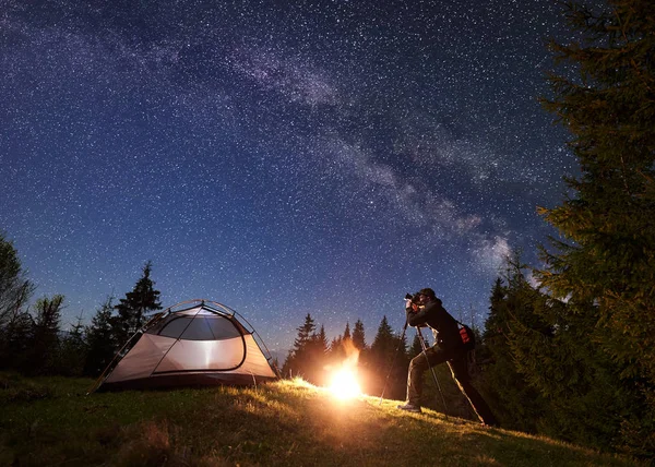 Helles Lagerfeuer Kleines Touristenzelt Waldtal Und Wanderer Mit Fotokamera Die — Stockfoto