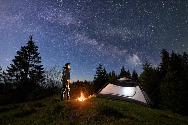 Acampar Vale Montanha Noite Jovem Perto Tenda Turística Fogueira Sob — Fotografia de Stock