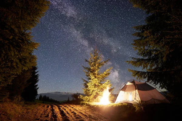 Noche Camping Las Montañas Carpa Turística Por Hoguera Brillantemente Ardiente — Foto de Stock