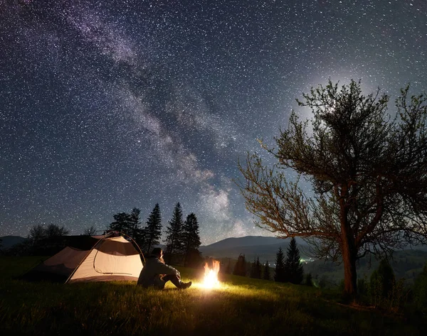 Ein Männlicher Wanderer Sitzt Allein Vor Einem Touristenzelt Brennenden Lagerfeuer — Stockfoto