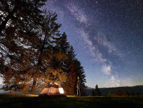 Camping Site Mountain Valley Male Backpacker Having Rest Tourist Tent — Stock Photo, Image