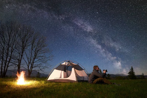 Increíble Hermosa Noche Camping Las Montañas Joven Excursionista Con Cámara — Foto de Stock