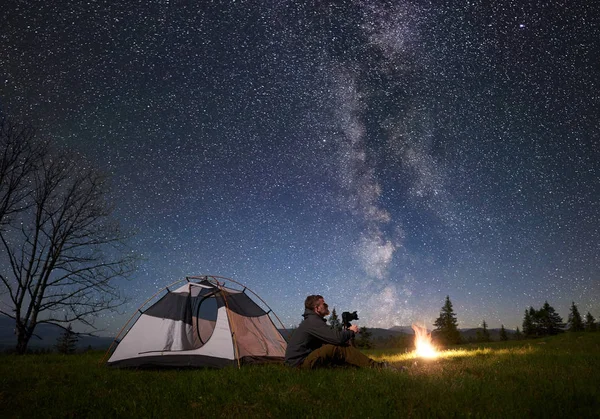 Beautiful Evening Mountains Young Man Photo Camera Sitting Alone Front — Stock Photo, Image