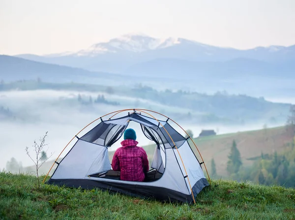 Задний Вид Женщины Туристки Сидящей Открытой Туристической Палатке Наслаждающейся Туманным — стоковое фото