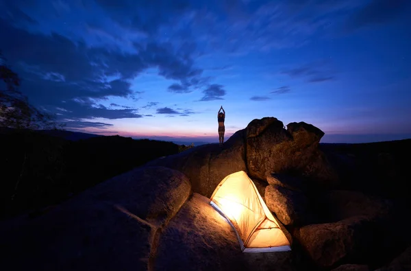 Zelten Auf Felsformationen Hell Erleuchtetes Touristenzelt Und Silhouette Eines Schlanken — Stockfoto