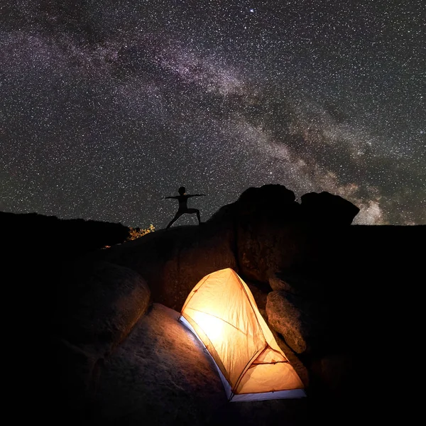 Acampar Noite Formação Rochosa Tenda Turística Brilhantemente Iluminada Pequena Silhueta — Fotografia de Stock