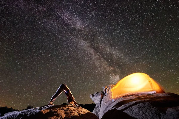 Attraktives Mädchen Beim Gymnastik Yoga Auf Großen Felsbrocken Dunklen Sternenhimmel — Stockfoto