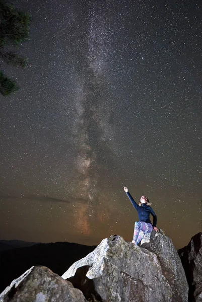 Junge Schlanke Touristin Die Nachts Mit Erhobenem Arm Auf Einem — Stockfoto