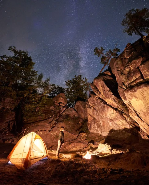 Campingplats Natten Mitt Enorma Branta Klippformationer Attraktiv Smal Tjej Står — Stockfoto