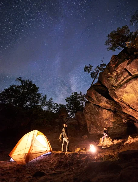 Camping Noite Vale Meio Enormes Formações Rochosas Jovem Casal Turistas — Fotografia de Stock