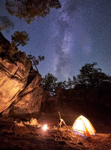 Acampamento Noite Meio Enormes Formações Rochosas Íngremes Menina Magro Atlético — Fotografia de Stock