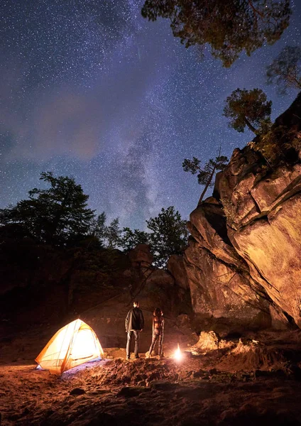 Montanha Parque Campismo Noite Verão Meio Formação Rocha Enorme Casal — Fotografia de Stock