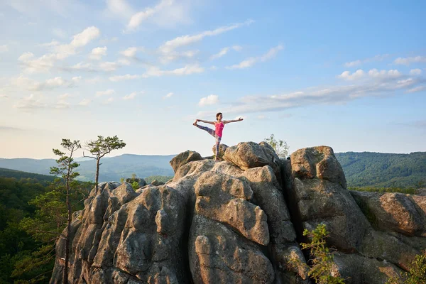 Приваблива Струнка Туристична Дівчина Займається Вправами Йоги Вершині Величезного Каменю — стокове фото