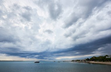 Parlak yaz gününde güzel manzarası huzurlu seascape. Parlak mavi bulutlu gökyüzü altında kristal berraklığında glistering lagün suda lüks beyaz Motorlu Yatlar demirli. Tatil ve eğlence kavramı.