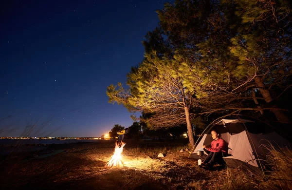 Νύχτα Κάμπινγκ Στην Παραλία Γυναίκα Κάθεται Στο Campfire Προετοιμασία Τροφίμων — Φωτογραφία Αρχείου