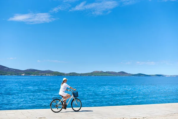 Glückliche Frau Mit Weißem Sommerabschluss Und Hut Die Auf Einem — Stockfoto