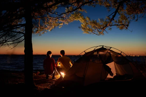 Natt Camping Vid Sjön Turist Tält Och Tillbaka Visa Unga — Stockfoto