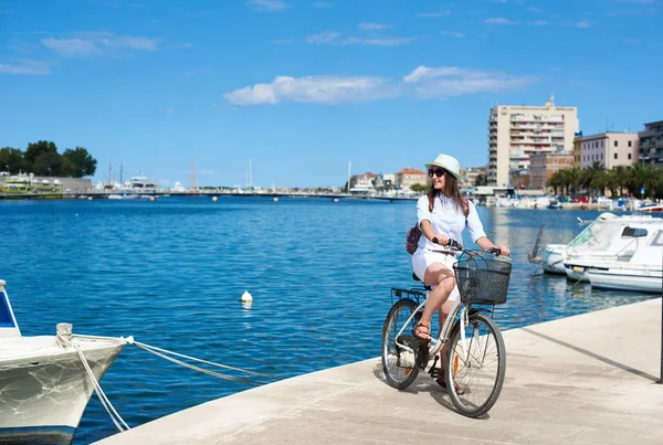 Glimlachend Aantrekkelijk Meisje Wit Zomer Sluiten Hoed Zonnebril Met Rugzak — Stockfoto