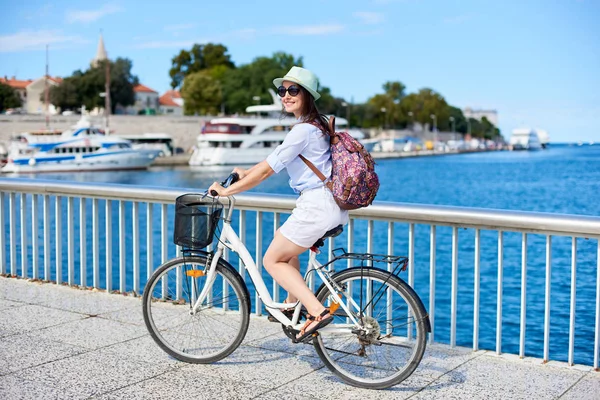 Actieve Gelukkige Vrouw Zonnebril Met Rugzak Fiets Langs Omheind Steenachtige — Stockfoto