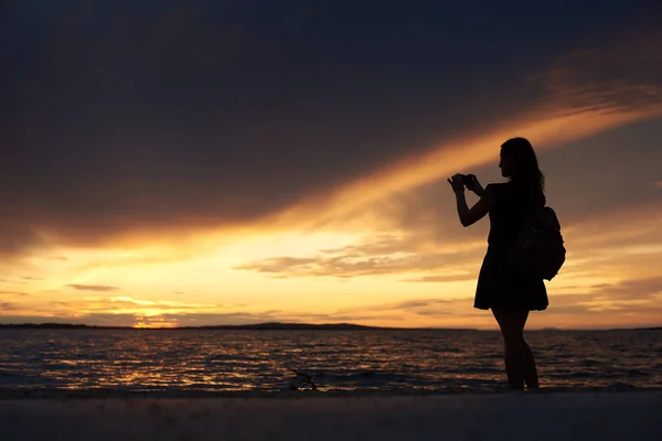 Силуэт Стройная Женщина Коротком Платье Рюкзаком Камерой Стоящих Одиночестве Краю — стоковое фото
