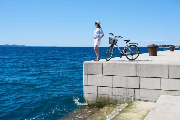 선글라스 배경에 포장된 보도에 자전거에 화창한 — 스톡 사진
