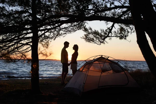 Σκοτεινές Σιλουέτες Των Νέων Backpacker Ζευγάρι Άνδρα Και Γυναίκα Στέκεται — Φωτογραφία Αρχείου