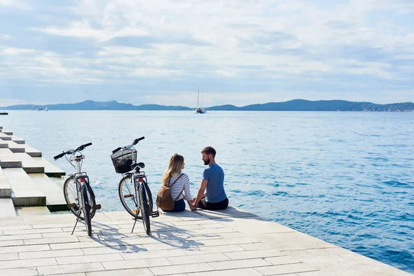 포장된 보도에 자전거에 여행자 남자와 여자의 보기를 크루즈 — 스톡 사진
