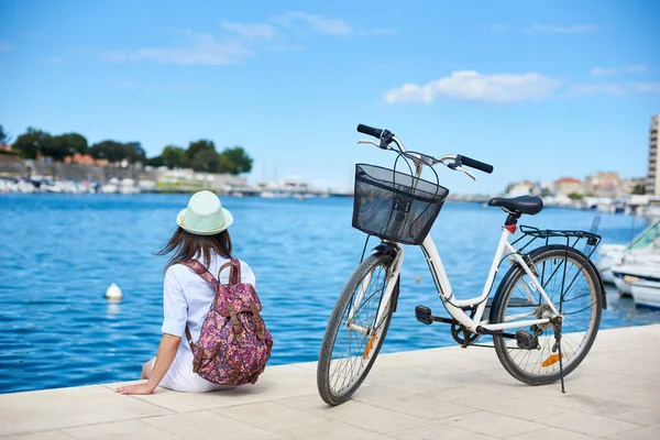 Rückansicht Einer Jungen Frau Weißem Schlips Sonnenhut Und Mit Rucksack — Stockfoto