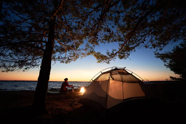 Camping Sea Shore Night Tourist Tent Shadowy Trees Young Hiker — Stock Photo, Image