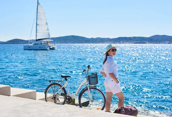 Hübsches Lächelndes Touristenmädchen Weißer Kleidung Und Sonnenbrille Das Mit Fahrrad — Stockfoto