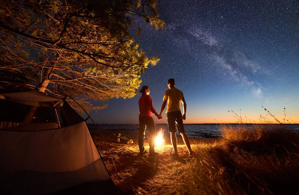 Natt Camping Till Sjöss Blå Stjärnhimmel Med Vintergatan Baksidan Unga — Stockfoto