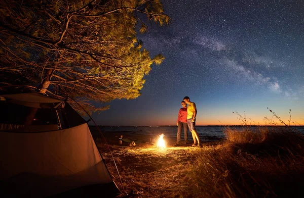Natt Tält Camping Havet Kusten Blå Stjärnhimmel Ung Vandrare Man — Stockfoto