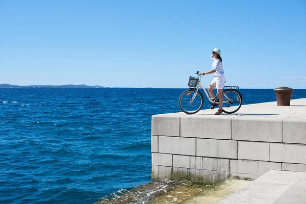 Hübsche Junge Touristin Weißer Kleidung Und Sonnenbrille Mit Dem Fahrrad — Stockfoto