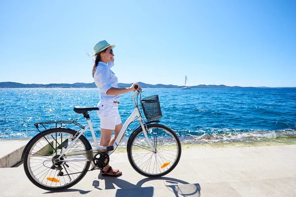 Hübsch Lächelnde Schlanke Touristin Mit Sonnenbrille Steht Mit Fahrrad Ufer — Stockfoto