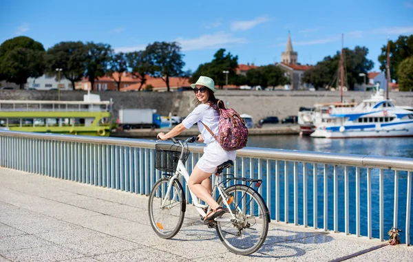 Vrij Glimlachend Meisje Zonnebril Met Rugzak Fiets Langs Omheind Steenachtige — Stockfoto