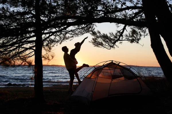 Silhuetas Escuras Jovem Casal Homem Mulher Abraçado Margem Lago Frente — Fotografia de Stock